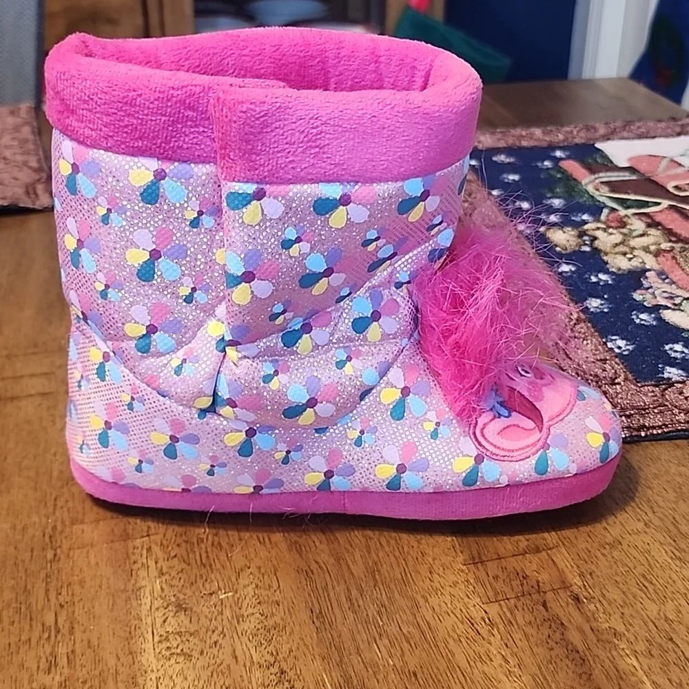 TROLLS BOOT STYLE SLIPPERS SZ 2/3 NWOT